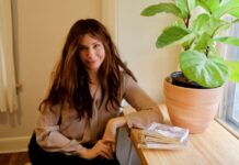 Pulitzer ödüllü şair, New York Times dergisi editörü Anne Boyer, Dergisinin ‘savaş yalanlarına’ tepki göstererek istifa etti: