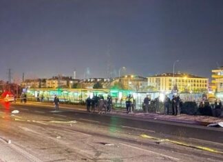 Yayalara otomobil çarptı; ilk belirlemelere göre 5 kişi hayatını kaybetti, 1 kişi yaralandı.