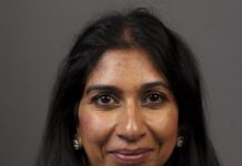 FİLİSTİN’LE DAYANIŞMA YÜRÜYÜŞLERİNE “NEFRET YÜRÜYÜŞÜ” DEMİŞTİ. İNGİLTERE İÇİŞLERİ BAKANI GÖREVDEN ALINDI