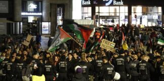 Almanya’da küçük bir azınlık “Almanya’nın İsrail’e karşı özel bir sorumluluğu olduğu” görüşünde.