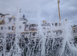 Elverişsiz hava nedeniyle İstanbul’da çok sayıda vapur seferi iptal!