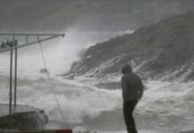 Fırtına nedeniyle İstanbul ve Çanakkale Boğazlarında trafik askıya alındı. THY’nın bazı seferleri iptal edildi.