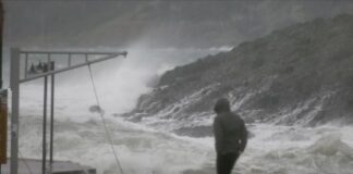 Fırtına nedeniyle İstanbul ve Çanakkale Boğazlarında trafik askıya alındı. THY’nın bazı seferleri iptal edildi.