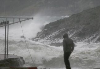 Fırtına nedeniyle İstanbul ve Çanakkale Boğazlarında trafik askıya alındı. THY’nın bazı seferleri iptal edildi.
