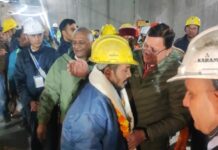 Hindistan’da çöken tünelde mahsur kalan 41 işçi 17 gün sonra kurtarıldı