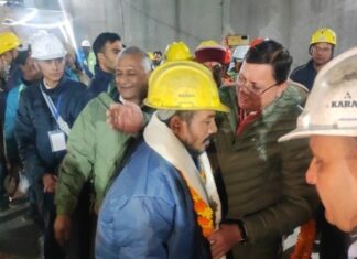 Hindistan’da çöken tünelde mahsur kalan 41 işçi 17 gün sonra kurtarıldı