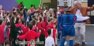 📽️Her çarşamba müzik, dans, eğlence… ‘Müdür Amca’ sosyal medya’da viral oldu.