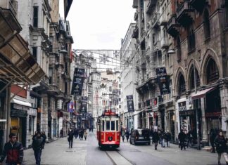 1 M²= 79,000 TL. İSTİKLAL CADDESİ KİRA ARTIŞINDA DÜNYA REKORU KIRDI