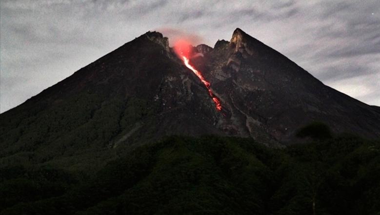 Endonezya Merapi Yanardağı’ndaki patlamalar nedeniyle 11 dağcı hayatını kaybetti, 13 dağcı kayboldu