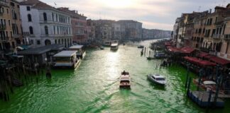 📽️ İklim aktivistleri Venedik’teki ünlü Büyük Kanal’ı yeşile boyadı