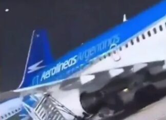 📽️Boeing 737, saatte 160 kilometre hızla havaalanında uçtu ve merdivenlere çarptı