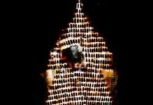 800 OTOMOBİLİ ÜST ÜSTE KOYUP NOEL AĞACI YAPTILAR