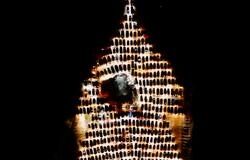 800 OTOMOBİLİ ÜST ÜSTE KOYUP NOEL AĞACI YAPTILAR