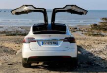 Kaza sırasında kapı kilitlerinin açılması risk teşli etmişti: Tesla 120 bin aracını geri çağırıyor
