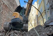 Kadıköy’de bina çöktü: enkaz altından çıkarılan işçi hastaneye kaldırıldı.