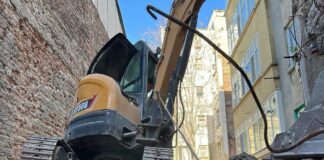 Kadıköy’de bina çöktü: enkaz altından çıkarılan işçi hastaneye kaldırıldı.