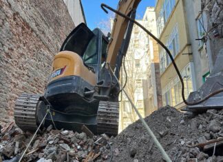 Kadıköy’de bina çöktü: enkaz altından çıkarılan işçi hastaneye kaldırıldı.