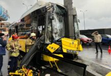 İETT otobüsü D-100 Karayolu’nda direğe çarptı: Yaralılar var