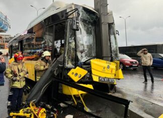 İETT otobüsü D-100 Karayolu’nda direğe çarptı: Yaralılar var