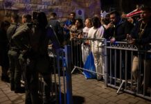 REHİNE YAKINLARI PARLAMENTOYU BASTI