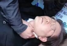 📽️GÜNEY KORELİ MUHALİF LİDER LEE, BASIN TOPLANTISINDA BOYNUNDAN BIÇAKLANDI