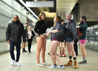 📽️ LONDRA’DA ‘PANTOLONSUZ GÜNÜ’ KUTLAMASI !