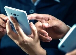 Araştırma: Çalışanların işyerinde akıllı telefon kullanmaları performanslarını etkilemiyor.