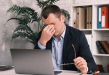 EKRAN KARŞISINDA UZUN SÜRELER, KURU GÖZLER VE ÇARELER