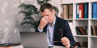 EKRAN KARŞISINDA UZUN SÜRELER, KURU GÖZLER VE ÇARELER