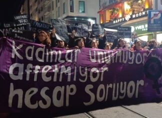 Depremin yıldönümünde kadınlardan İstanbul’da eylem: ‘Unutmuyor, affetmiyor, hesap soruyoruz’