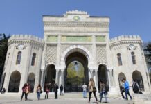 İstanbul Üniversitesi öğrencileri Beyazıt Meydanı’nında bir yürüyüşle Üniversitenin son uygulamalarını protesto etti