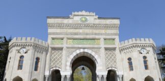 İstanbul Üniversitesi öğrencileri Beyazıt Meydanı’nında bir yürüyüşle Üniversitenin son uygulamalarını protesto etti