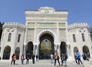İstanbul Üniversitesi öğrencileri Beyazıt Meydanı’nında bir yürüyüşle Üniversitenin son uygulamalarını protesto etti