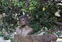 Sanat güneşi Zeki Müren’in heykeli İzmir Kültürpark’a dikildi.