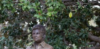 Sanat güneşi Zeki Müren’in heykeli İzmir Kültürpark’a dikildi.