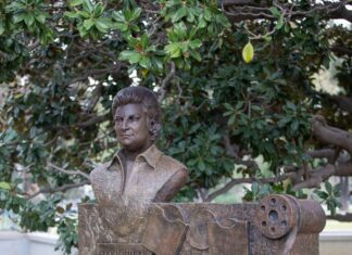 Sanat güneşi Zeki Müren’in heykeli İzmir Kültürpark’a dikildi.