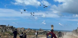 GAZZE’DE HAVADAN ATILAN YARDIM İNSANLARIN BOĞULMASINA YOL AÇTI