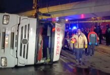 İSTANBUL: Üstgeçide çarpan TIR bir otomobilin üzerine devrildi ; 4 kişi hayatını kaybetti