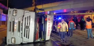 İSTANBUL: Üstgeçide çarpan TIR bir otomobilin üzerine devrildi ; 4 kişi hayatını kaybetti