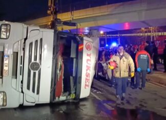 İSTANBUL: Üstgeçide çarpan TIR bir otomobilin üzerine devrildi ; 4 kişi hayatını kaybetti
