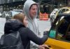 Eylem Tok ve oğlu New York’ta taksiye biniyor:keyifler yerinde!