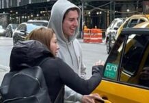 Eylem Tok ve oğlu New York’ta taksiye biniyor:keyifler yerinde!