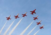 Konya’da Türk Yıldızları uçağı düştü, pilot kurtuldu, pistte çalışan bir kişi hayatını kaybetti.