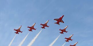 Konya’da Türk Yıldızları uçağı düştü, pilot kurtuldu, pistte çalışan bir kişi hayatını kaybetti.