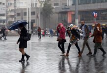 İstanbul’da ögle saatlerinde şiddetli rüzgar ve sağanak yağmur etkili oldu.