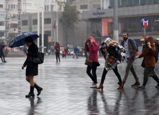 İstanbul’da ögle saatlerinde şiddetli rüzgar ve sağanak yağmur etkili oldu.