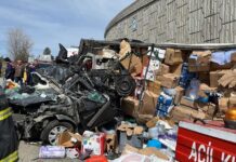 TIR otomobilin üzerine devrildi; ilk belirlemelere göre 4 kişi hayatını kaybetti, 2’si polis 3 kişi yaralandı.