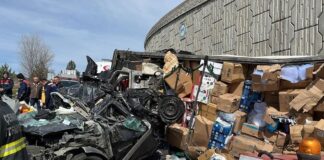 TIR otomobilin üzerine devrildi; ilk belirlemelere göre 4 kişi hayatını kaybetti, 2’si polis 3 kişi yaralandı.