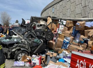 TIR otomobilin üzerine devrildi; ilk belirlemelere göre 4 kişi hayatını kaybetti, 2’si polis 3 kişi yaralandı.