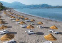 Yunanistan’da radikal şezlong düzenlemesi.